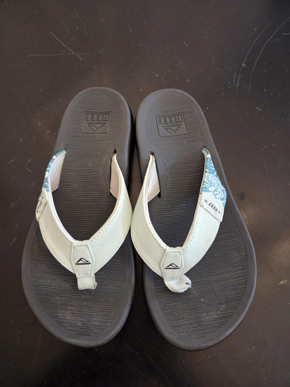 Reef Santa Ana flip flops. Size 6.
